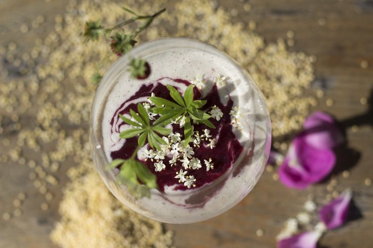 Hirsecreme im Glas mit lila Blüten garniert 